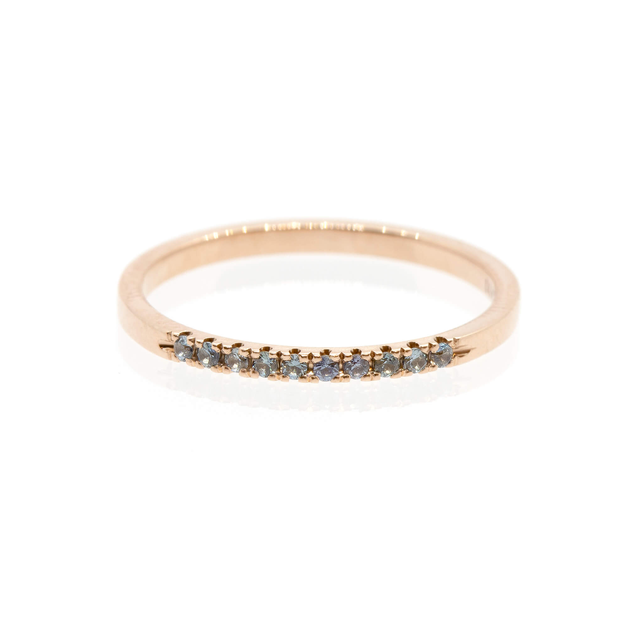 טבעת זהב "מרי" משובצת אבני ספיר כחולות