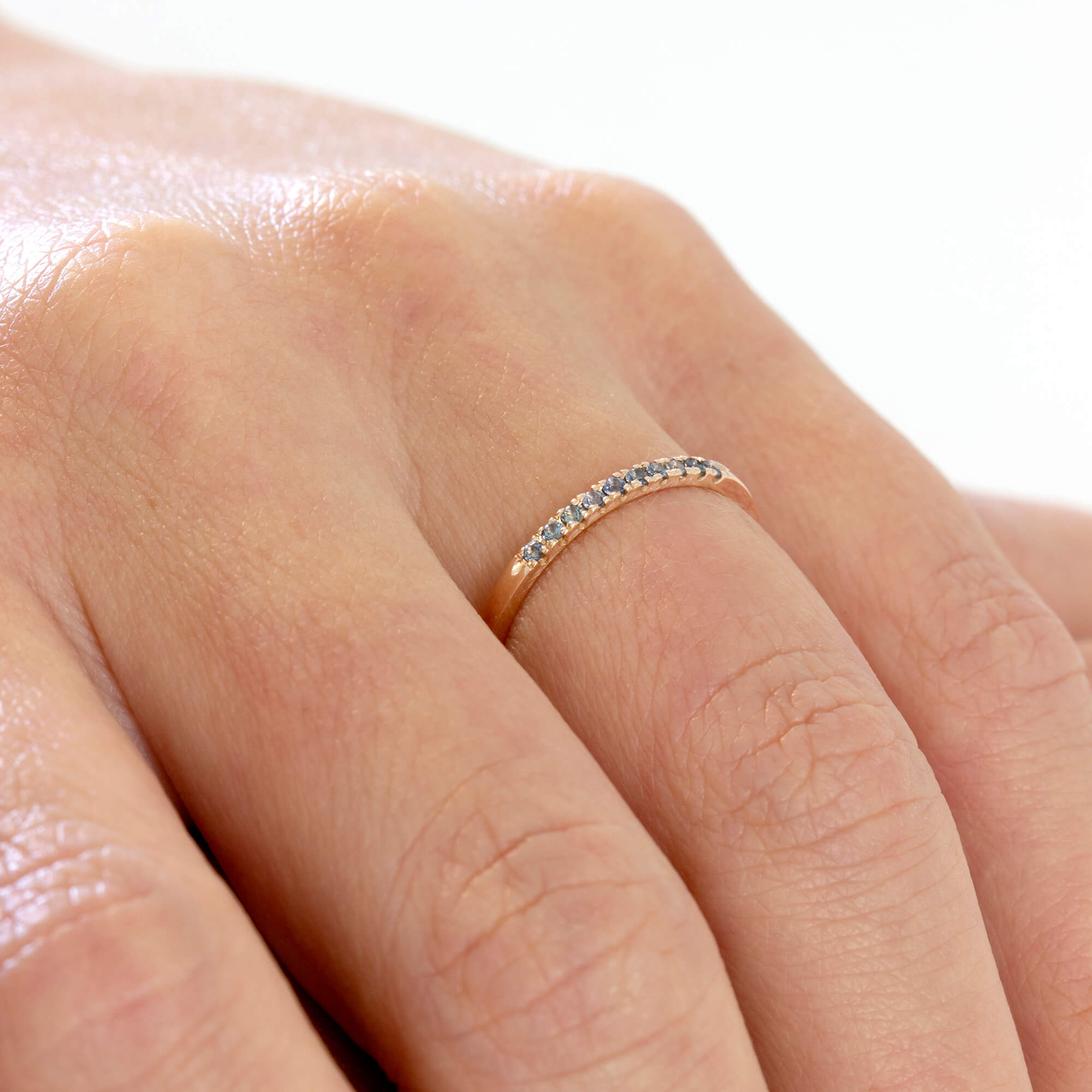טבעת זהב "מרי" משובצת אבני ספיר כחולות